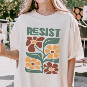 Resist Shirt Floral, Vive La Resistance Floral Shirt, Feminist Activism, Botanical T Shirt, Empowering Women, Women's Rights, Political Gift