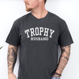 Chemise de mari trophée, cadeau pour mari, cadeau amusant d'une femme, cadeaux pour lui, meilleur mari de tous les temps, cadeau d'anniversaire de mari, cadeau de fête des pères