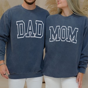 Mom and Dad Sweatshirt, Matching Mom and Dad Sweaters, Pregnancy Reveal, Baby Annoucement, Gift for New Mom and New Dad, Anniversary Gift