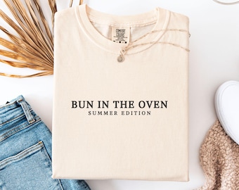 Bun In The Oven, Funny Pregnant Shirt, Summer Pregnancy Reveal, Pregnancy Announcement, Baby Bump T Shirt, Gift For New Mom,Baby Shower Gift