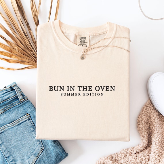 Bun In The Oven, Funny Pregnant Shirt, Summer Pregnancy Reveal, Pregnancy Announcement, Baby Bump T Shirt, Gift For New Mom,Baby Shower Gift