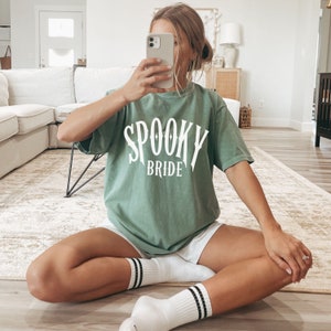 Camiseta de novia espeluznante, camiseta de novia gótica comprometida, novia bruja, boda de Halloween, despedida de soltera de Halloween, regalo de compromiso, regalo de despedida de soltera Light Green