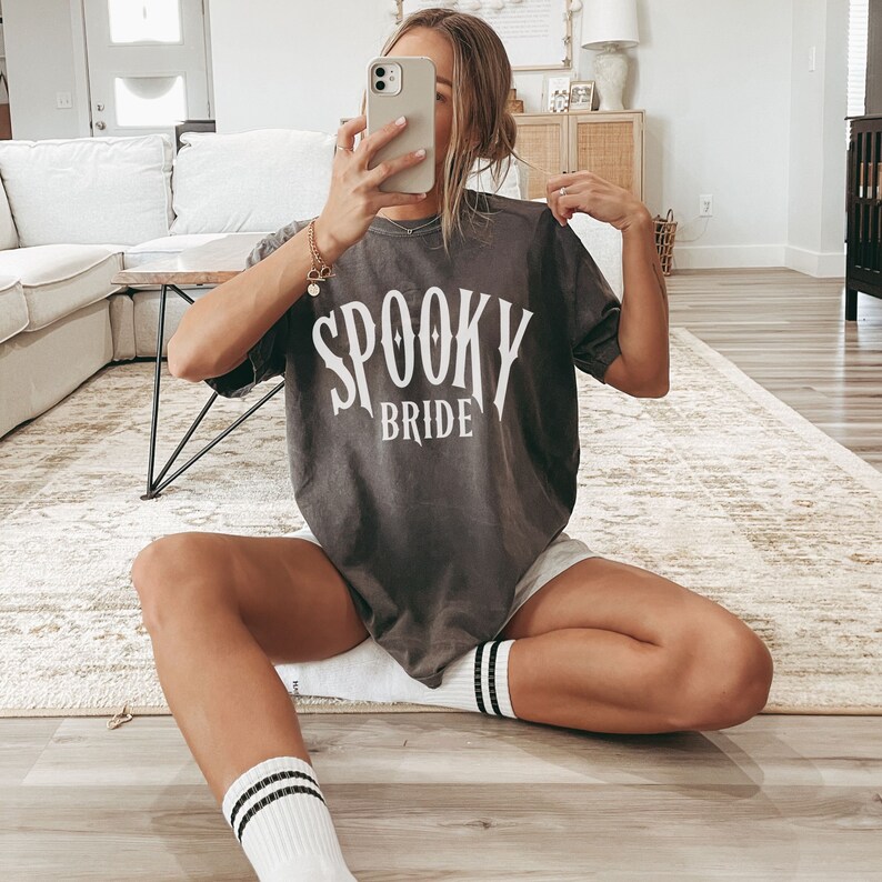 Camiseta de novia espeluznante, camiseta de novia gótica comprometida, novia bruja, boda de Halloween, despedida de soltera de Halloween, regalo de compromiso, regalo de despedida de soltera imagen 1