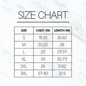 Op de afbeelding: Maattabel voor kleding met metingen in inches. De tabel toont de maten S, M, L, XL, 2XL en 3XL met de bijbehorende borst- en lengtemetingen.