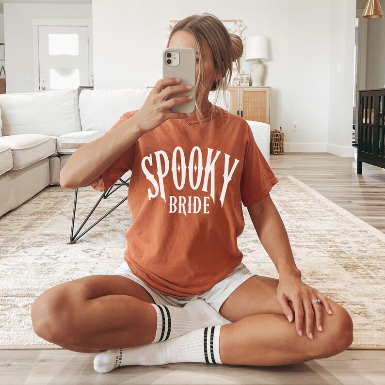 Camiseta de novia espeluznante, camiseta de novia gótica comprometida, novia bruja, boda de Halloween, despedida de soltera de Halloween, regalo de compromiso, regalo de despedida de soltera Yam