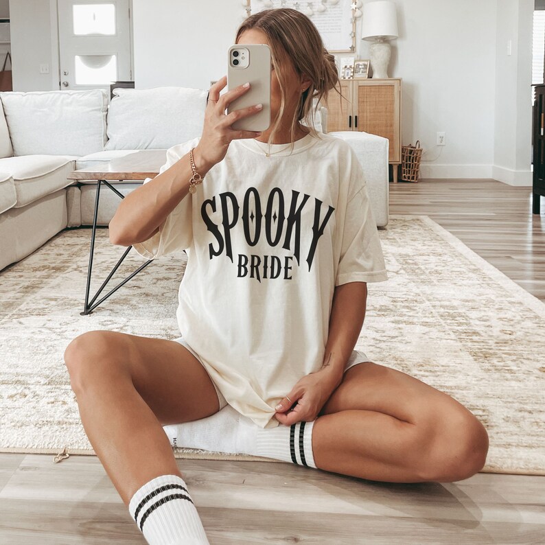 Camiseta de novia espeluznante, camiseta de novia gótica comprometida, novia bruja, boda de Halloween, despedida de soltera de Halloween, regalo de compromiso, regalo de despedida de soltera Ivory