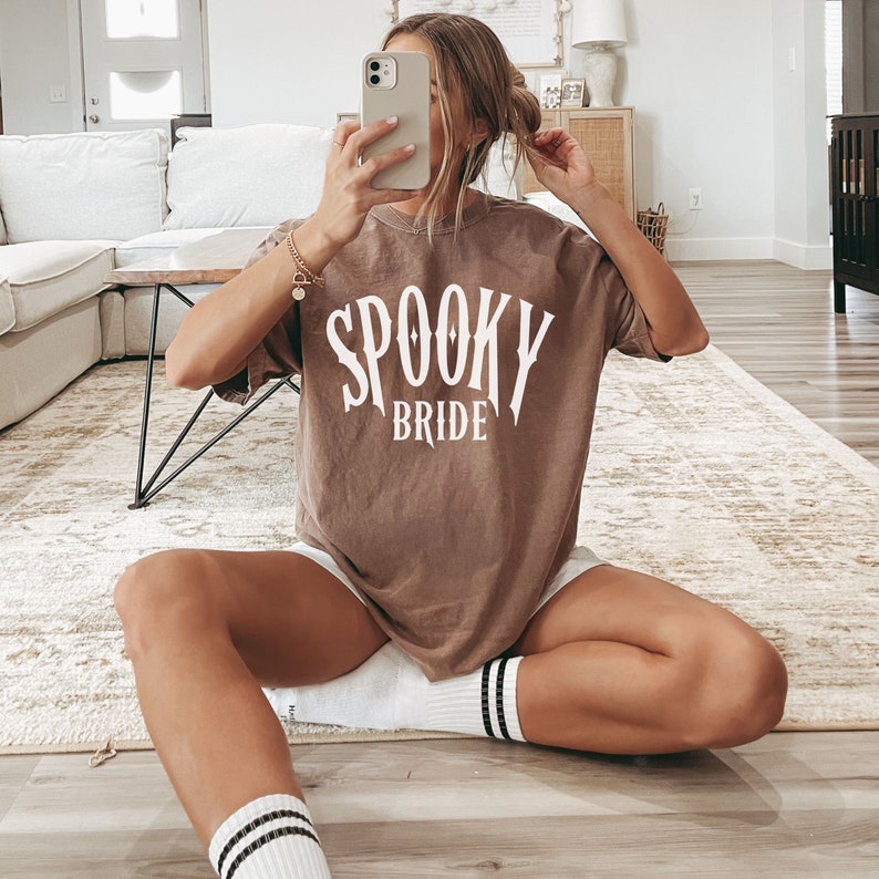 Camiseta de novia espeluznante, camiseta de novia gótica comprometida, novia bruja, boda de Halloween, despedida de soltera de Halloween, regalo de compromiso, regalo de despedida de soltera Espresso