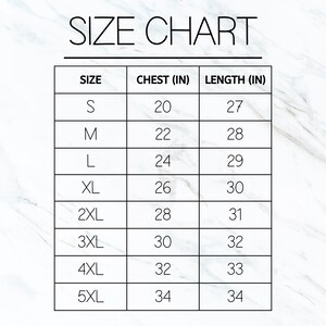 Puede incluir: Tabla de tallas para ropa con medidas en pulgadas. La tabla muestra las medidas de pecho y longitud para las tallas S a 5XL.