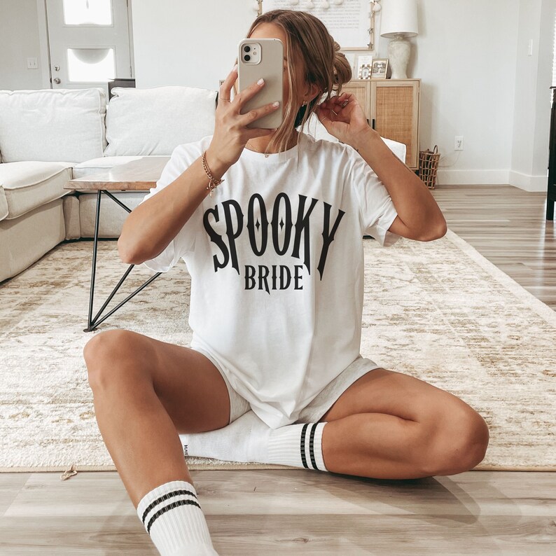 Camiseta de novia espeluznante, camiseta de novia gótica comprometida, novia bruja, boda de Halloween, despedida de soltera de Halloween, regalo de compromiso, regalo de despedida de soltera White