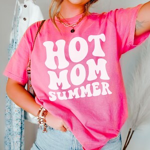 Hot Mom Summer Shirt, Comfort Colors Retro Mom Shirt, Mom T Shirt, Mama Shirt, Gift for Mom, Summer Beach Shirt, Vacation Shirt,Hot Mom Club Crunchberry