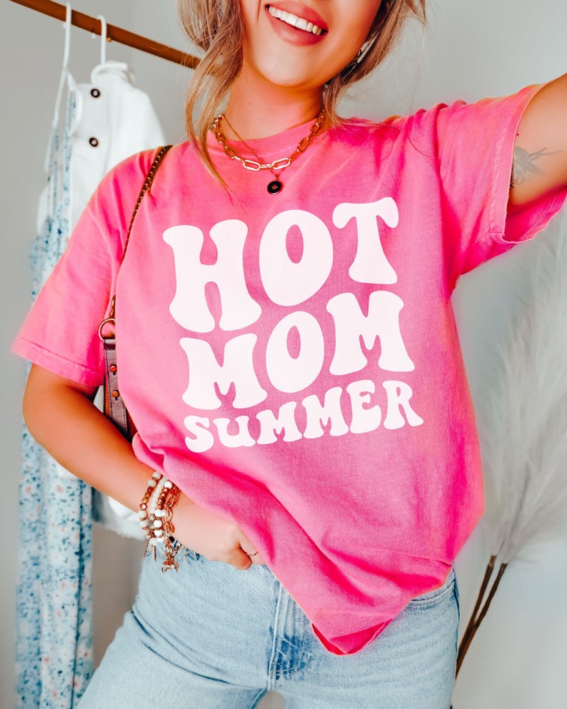 Hot Mom Summer Shirt, Comfort Colors Retro Mom Shirt, Mom T Shirt, Mama Shirt, Gift for Mom, Summer Beach Shirt, Vacation Shirt,Hot Mom Club Crunchberry