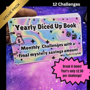 Op de afbeelding: Een roze en blauw holografisch boek met de titel "Yearly Diced Up Book" en de tekst "Monthly Challenges with a final mystery savings amount". Het boek heeft een gouden spiraalbinding en een geldzakicoon met een dollarteken. De tekst "By: Mystic Budgets" is ook zichtbaar. Het boek bevindt zich op een paarse en roze achtergrond met sterren.
