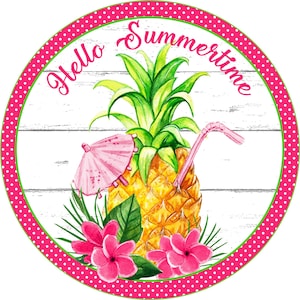 Può includere: Un cartello rotondo, rosa e bianco con il testo "Hello Summertime" in lettere verdi. Un ananas con un ombrello rosa e una cannuccia rosa è al centro del cartello. L'ananas è circondato da fiori rosa e foglie verdi.