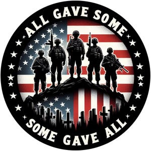 Op de afbeelding: Een zwart-witte illustratie van vier soldaten die op een heuvel staan voor een Amerikaanse vlag. De vlag is rood, wit en blauw met sterren. De tekst "All Gave Some Some Gave All" staat rond de buitenkant van de cirkel.