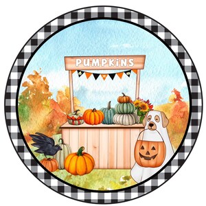 Könnte beinhalten: Ein runder, schwarz-weiß karierter Hintergrund mit einer Aquarell-Illustration eines Kürbisstandes. Der Stand hat ein Schild mit der Aufschrift "PUMPKINS" und ist mit orangefarbenen und schwarzen Flaggen geschmückt. Vor dem Stand stehen Kürbisse in verschiedenen Größen und Farben. Ein schwarzer Rabe sitzt auf einem Kürbis. Ein weißer Geisterhund hält eine ausgehöhlte Kürbislaterne.