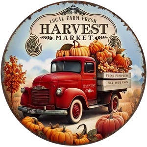 Insegna del mercato del raccolto fresco della fattoria locale, decorazione della zucca del camion rosso, arte rustica della parete in metallo autunnale, insegna del mercato autunnale
