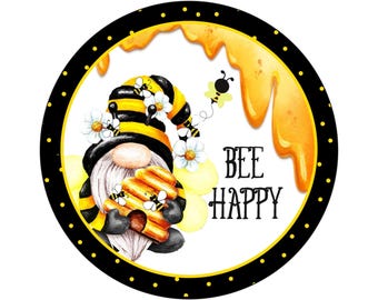 Op de afbeelding: Een rond, zwart en geel bord met een bijen-thema met een dwerg die een honingraat vasthoudt. Het bord zegt "Bee Happy" in zwarte tekst.