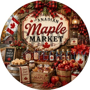 Puede incluir: Un letrero circular que dice CANADIAN Maple MARKET con un lazo a cuadros rojos, rodeado de botellas de jarabe de arce, una caja de madera etiquetada FRESH MAPLE GOODNESS, un barril, una cesta de manzanas rojas, una bandera canadiense y un letrero.