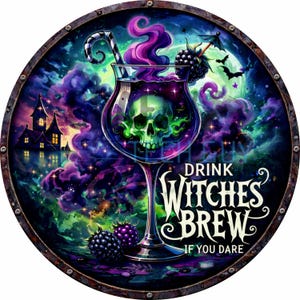 以下が含まれることがあります： ワイングラスに入ったスカル、ブラックベリー、そして「DRINK WITCHES BREW IF YOU DARE」の文字が描かれた、不気味なカクテルが特徴の丸い装飾看板。背景にはお化け屋敷、コウモリ、満月が描かれています。