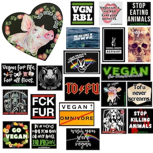 Può includere: Una collezione di adesivi rettangolari e a forma di cuore con varie grafiche e slogan a tema vegano, inclusi testi come Stop Eating Animals, Tofu never screams, FCK FUR e Go Vegan, con illustrazioni di animali e prodotti alimentari.