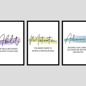 Könnte beinhalten: Drei druckbare Wandbilder mit motivierenden Zitaten. Der erste Druck sagt "Ability" mit einem lila und blauen Aquarellstreifen. Der zweite Druck sagt "Motivation" mit einem gelben und grünen Aquarellstreifen. Der dritte Druck sagt "Achievement" mit einem blauen und grünen Aquarellstreifen.