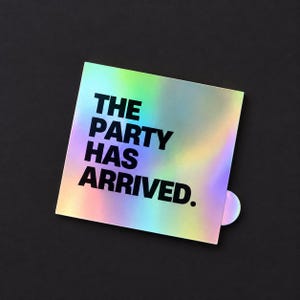 Könnte beinhalten: Ein quadratischer holografischer Aufkleber mit einer reflektierenden, irisierenden Oberfläche, die zwischen Grün-, Blau- und Violetttönen wechselt. Der Text THE PARTY HAS ARRIVED. ist in fetten, schwarzen, serifenlosen Großbuchstaben aufgedruckt.