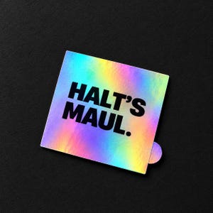 Könnte beinhalten: Ein quadratischer Aufkleber mit einer holografischen, irisierenden Oberfläche, die zwischen gelben, grünen, blauen und violetten Farbtönen wechselt. Der Text HALT'S MAUL. ist in fetten, schwarzen, serifenlosen Großbuchstaben mittig gedruckt.