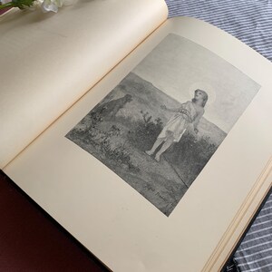 Peut inclure: Une illustration en noir et blanc d'un jeune debout dans un champ, regardant le ciel. La personne porte une robe simple et a une aur&eacute;ole au-dessus de sa t&ecirc;te. L'illustration est tir&eacute;e d'un livre.