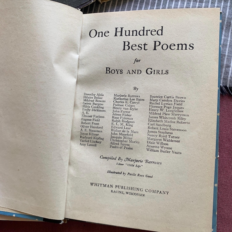 Pu&ograve; includere: Libro aperto con il titolo "One Hundred Best Poems for Boys and Girls". La pagina mostra un elenco di poeti e collaboratori. Pubblicato da Whitman Publishing Company a Racine, Wisconsin.