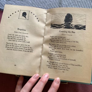Pu&ograve; includere: Libro aperto con due poesie, "Requiem" di Robert Louis Stevenson e "Crossing the Bar" di Alfred Tennyson. La pagina sinistra presenta un ritratto e illustrazioni di stelle. La pagina destra mostra un'illustrazione di una nave.