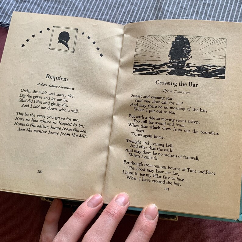 Pu&ograve; includere: Libro aperto con due poesie, "Requiem" di Robert Louis Stevenson e "Crossing the Bar" di Alfred Tennyson. La pagina sinistra presenta un ritratto e illustrazioni di stelle. La pagina destra mostra un'illustrazione di una nave.