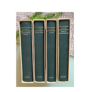 Puede incluir: Cuatro libros encuadernados en tapa dura con cubiertas verdes y letras doradas. Los títulos son "LONDON Novels and Social Writings", "LONDON Novels & Stories", "COOPER Sea Tales" y "COOPER Volume II Leatherstocking Tale".