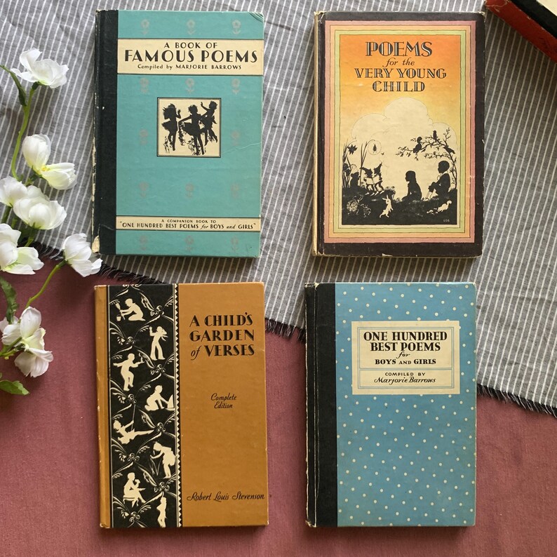 Pu&ograve; includere: Quattro libri di poesie vintage con copertine colorate. I titoli includono "A Book of Famous Poems", "Poems for the Very Young Child", "A Child's Garden of Verses" e "One Hundred Best Poems for Boys and Girls". I libri sono su una superficie a motivi.