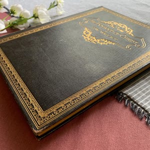 Peut inclure: Un livre reli&eacute; en cuir noir avec des bordures dor&eacute;es et un titre sur la couverture avant qui se lit "The Gospel of Christ by EW Wallace".