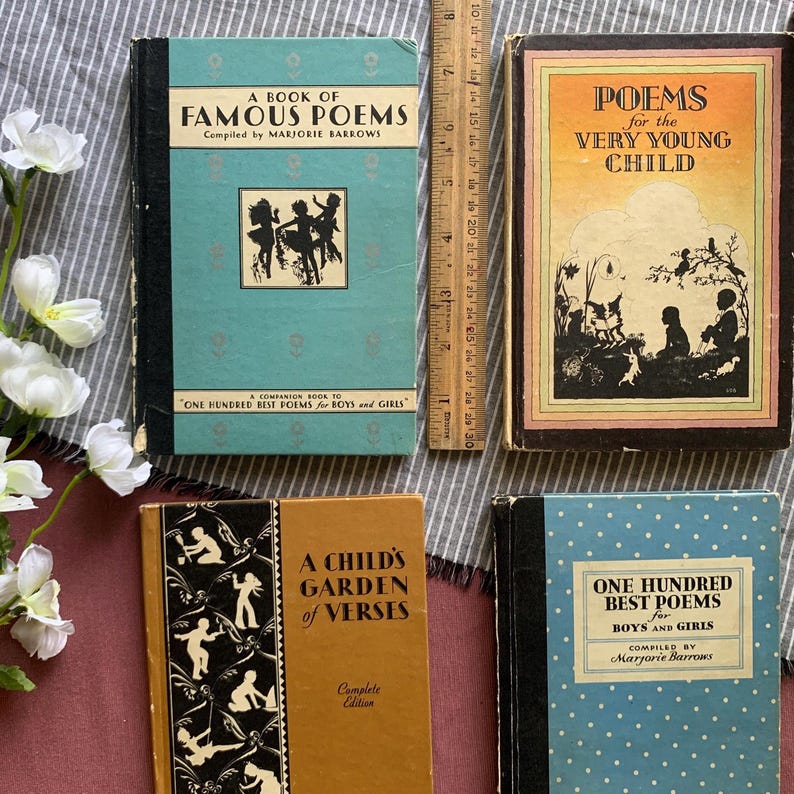 Pu&ograve; includere: Sono esposti quattro libri di poesie d'epoca, tra cui "A Book of Famous Poems" e "Poems for the Very Young Child". I libri hanno copertine colorate con illustrazioni e testo. Un righello di legno &egrave; posto tra i libri. I libri sono su una superficie a strisce.