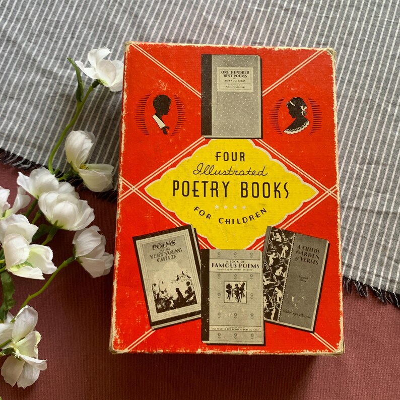 Pu&ograve; includere: Un cofanetto vintage rosso di libri di poesie per bambini. La scatola presenta il titolo "Four Illustrated Poetry Books for Children" in lettere gialle. Il set include quattro libri individuali, tra cui "Poems for Very Young Child".