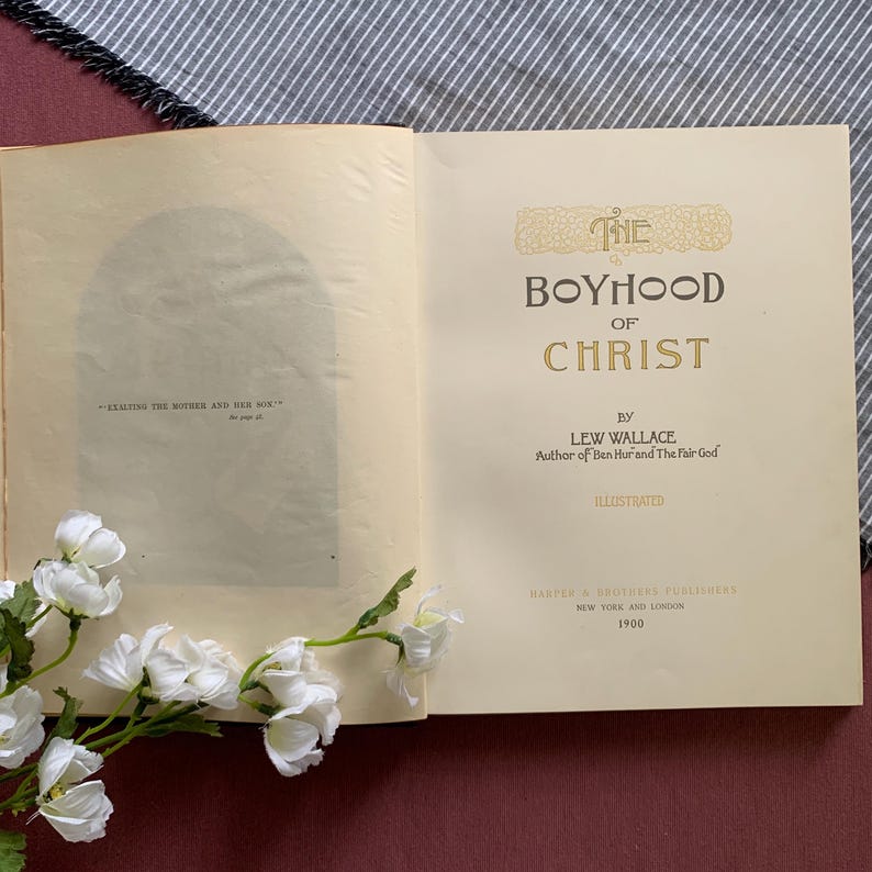 Peut inclure: Un livre vintage intitul&eacute; "The Boyhood of Christ" de Lew Wallace, auteur de "Ben Hur" et "The Fair God". Le livre est illustr&eacute; et publi&eacute; par Harper & Brothers Publishers &agrave; New York et Londres en 1900.