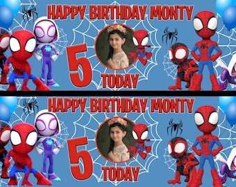 Könnte beinhalten: Ein blaues und weißes Banner mit einem Spinnennetz-Design. Das Banner sagt "Happy Birthday Monty" und "Today" mit einer roten Zahl 5. Es gibt Comicbilder von Spider-Man, Miles Morales und Spider-Gwen. In der Mitte des Banners ist ein Foto eines Kindes.