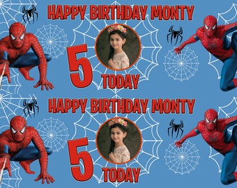 Puede incluir: Una pancarta de cumpleaños azul y roja con temática de Spiderman. La pancarta presenta una foto de un niño, el número 5 y el texto "Happy Birthday Monty" y "Today".