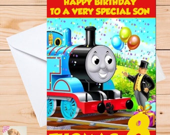 Może przedstawiać: Kartka urodzinowa z Thomasem, niebieskim i czerwonym pociągiem, żółtą cyfrą 8 i tekstem "Happy Birthday to a Very Special Son Thomas".