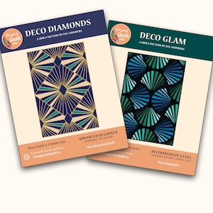 Op de afbeelding: Twee quiltpatroonhoezen getiteld "DECO DIAMONDS" en "DECO GLAM". "DECO DIAMONDS" heeft een geometrisch ontwerp in teal, marineblauw en goud. "DECO GLAM" toont een waaierachtig ontwerp in tinten blauw en groen. Beide van Eva Saunders.