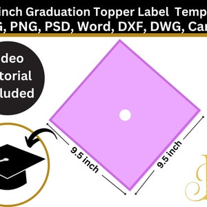 Puede incluir: Una plantilla de gorro de graduación lila, de 24,1 cm cuadrados, con un agujero central. El texto incluye "9.5 inch Graduation Topper Label Template" y opciones de formato de archivo. Se incluye un tutorial en vídeo.