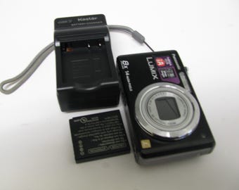 Panasonic LUMIX DMCーFHコンパクトデジタルカメラ本体と充電器 Panasonic LUMIX DMC-FH20 14.1MP Digital Camera With Charger and a