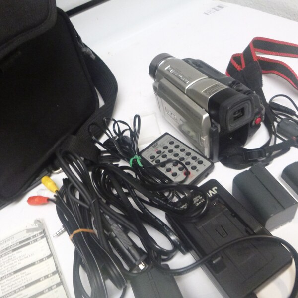 JVC GR-DVL805U MiniDV Digital Video Camcorder with Battery & Bag