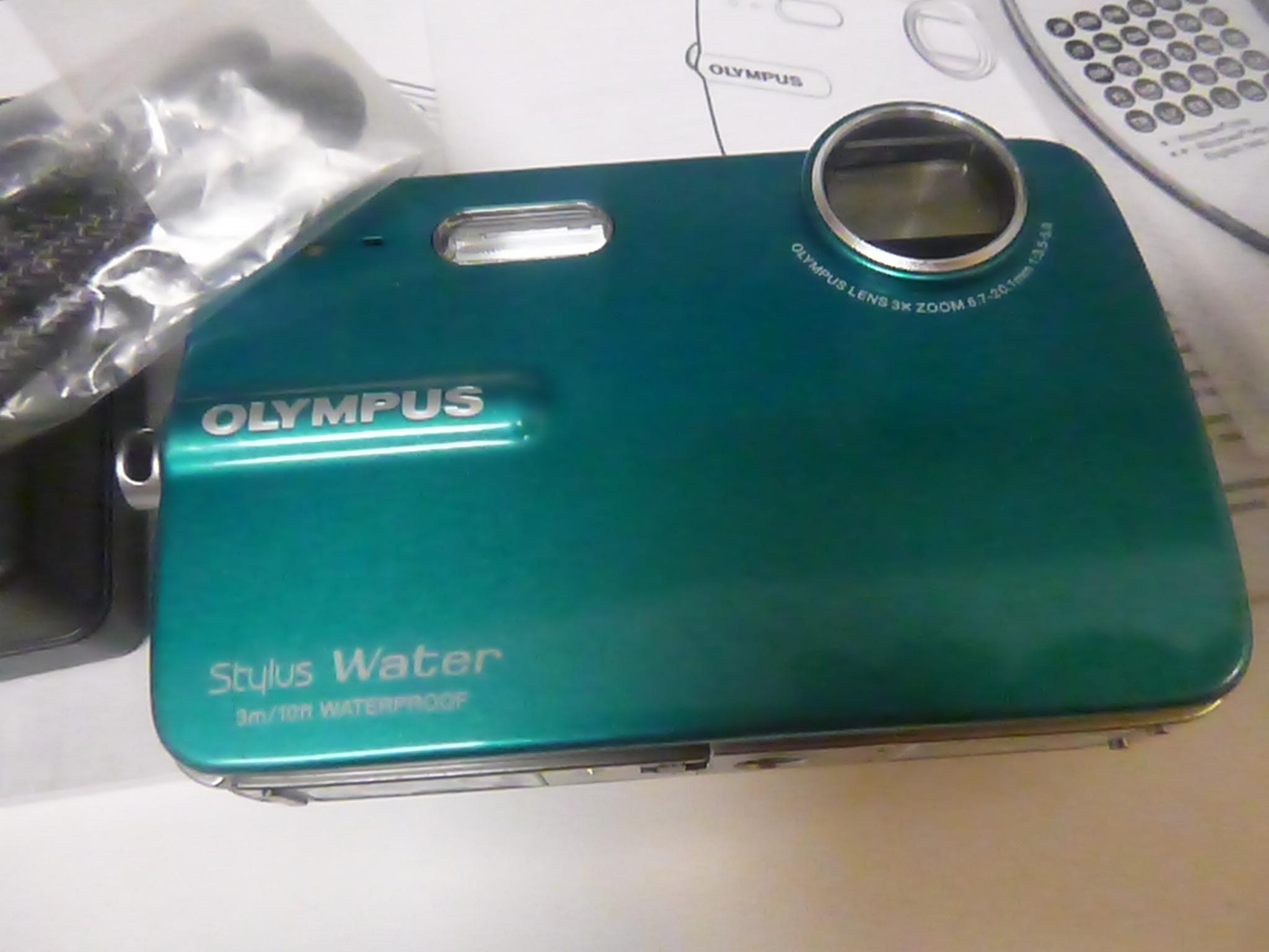 オリンパス スタイラス 550WP 10.0MP 防水デジタルカメラ + 充電器 