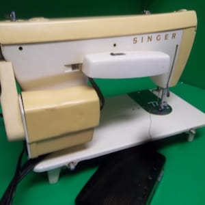 Vintage SINGER Sewing Machine Model 247