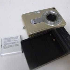 CASIO EXILIM EX-Z40 Compact Digital Camera