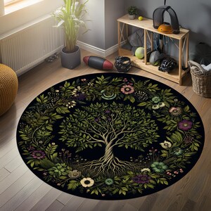 Peut inclure: Un tapis rond noir et vert avec une illustration d&eacute;taill&eacute;e d'un arbre de vie entour&eacute; de fleurs et de feuilles. L'arbre a un tronc &eacute;pais et des racines, et les feuilles sont de diff&eacute;rentes nuances de vert.