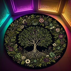 Peut inclure: Un tapis rond avec un fond noir pr&eacute;sente un grand arbre d&eacute;taill&eacute; avec des feuilles vertes et des racines brunes. L'arbre est entour&eacute; d'un anneau de fleurs et de feuillages color&eacute;s.