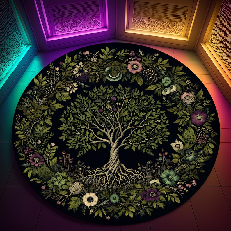 Peut inclure: Un tapis rond avec un fond noir pr&eacute;sente un grand arbre d&eacute;taill&eacute; avec des feuilles vertes et des racines brunes. L'arbre est entour&eacute; d'un anneau de fleurs et de feuillages color&eacute;s.